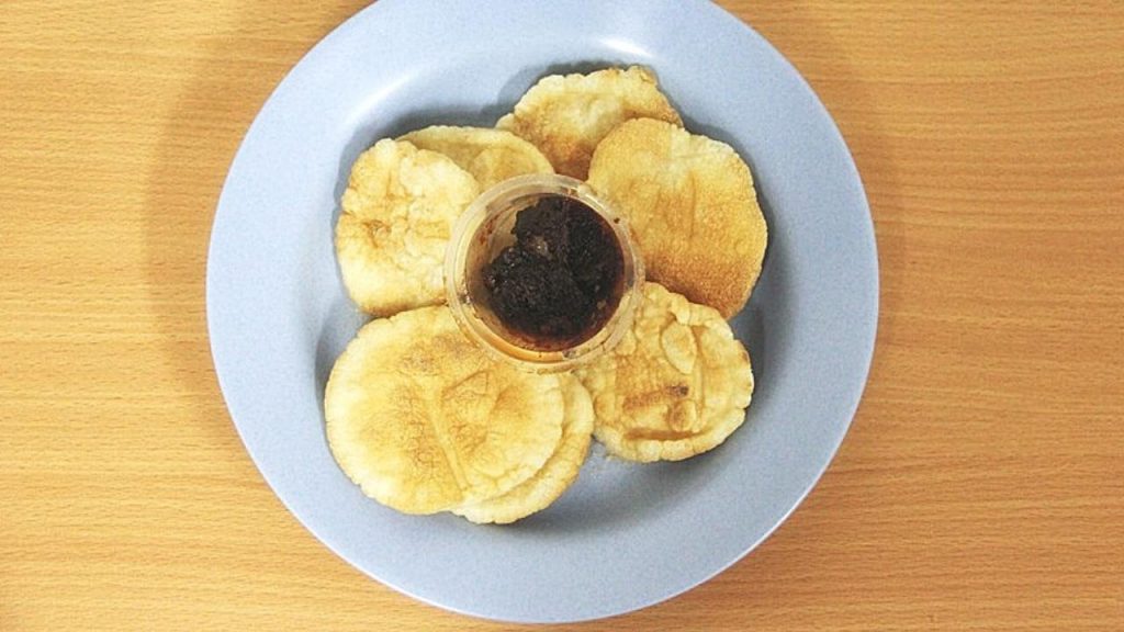 illustrasi lima buah kemplang yang sudah dibakar dan sambalnya