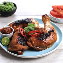 tiga potong ayam bakar taliwang dan sambal makanan khas lombok