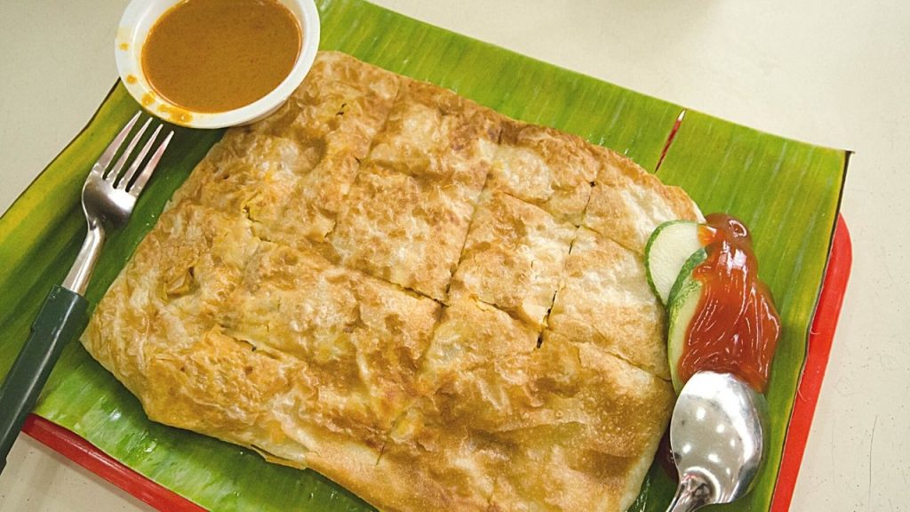 martabak har diatas daun pisang dengan sambalnya