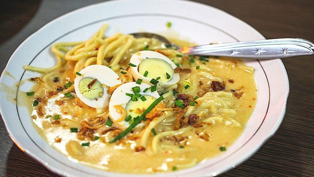 satu piring ,i celor dengan topping telur diatasnya