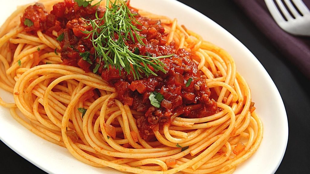 satu piring spaghetti dengan saus dan daging cincang