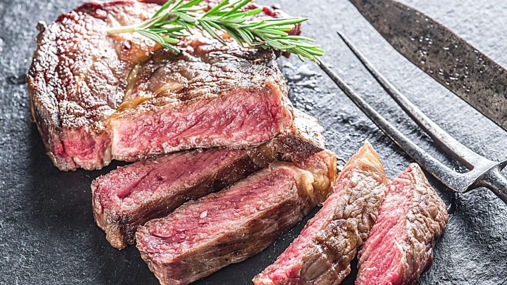 daging steak dipotong menjadi lima bagian 