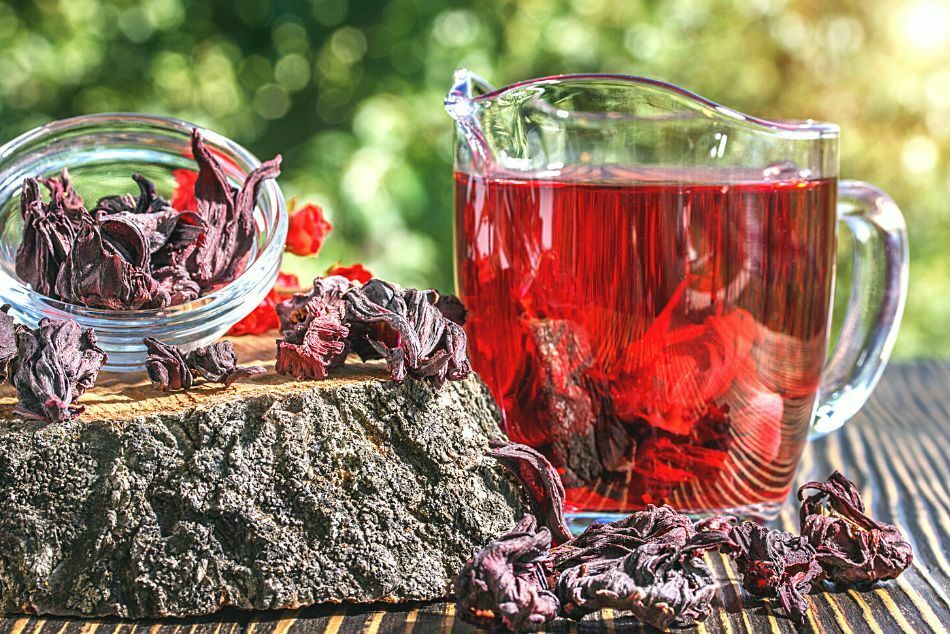 satu gelas teh omija berwarna merah minuman viral