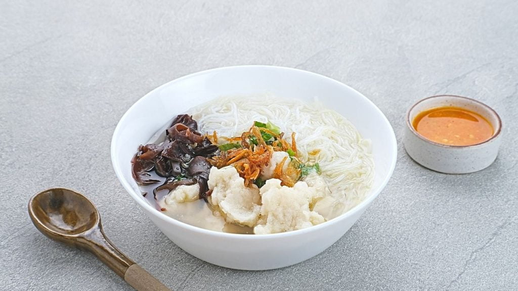 satu mangkok tekwan dengan sambal